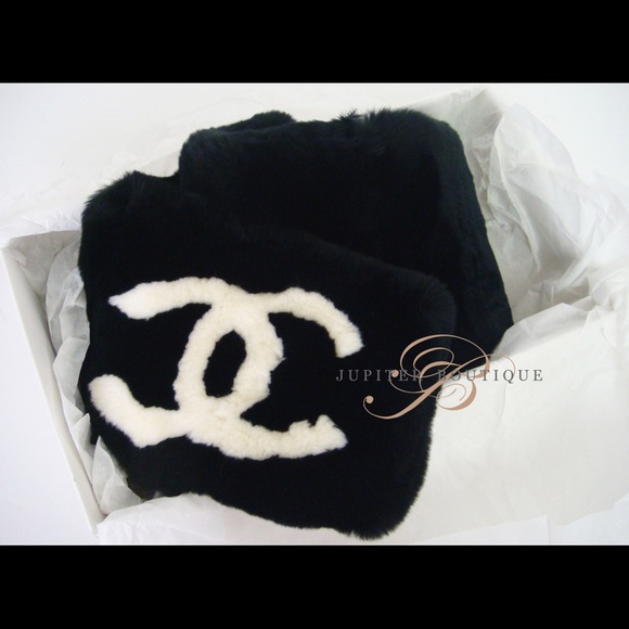 COPY - Chanel Fur Wrap Black with White logo - Picture 1 of 6